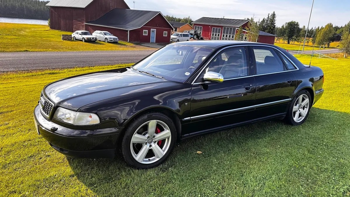 1999 Audi S8 D2 sedan side profile.