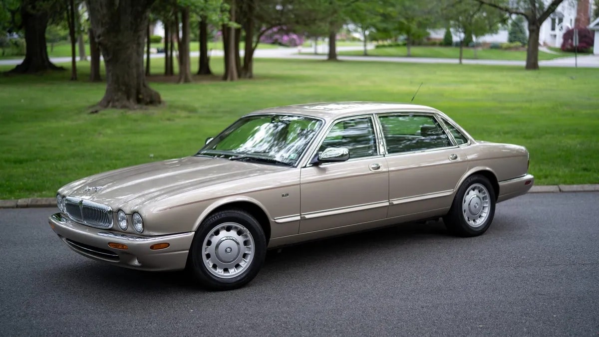 1999 Jaguar XJR X308 sedan profile.