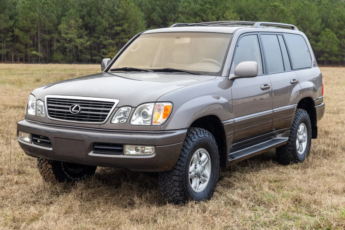 1999 Lexus LX470 three-quarter view.
