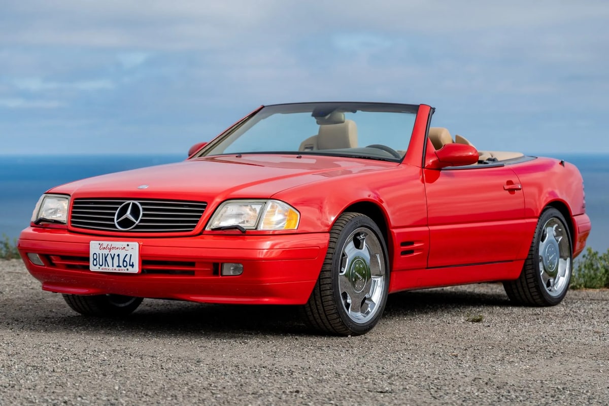 1999 Mercedes-Benz R129 SL500 in studio profile.